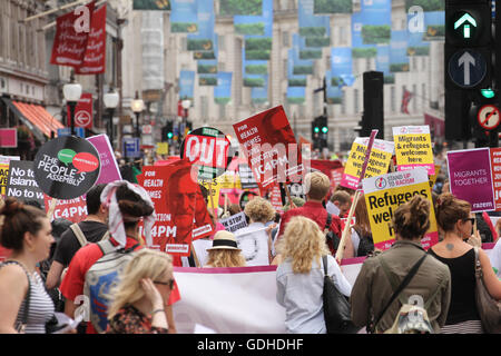 Londra, Regno Unito. 16 Luglio, 2016: centinaia di persone prendono parte a una dimostrazione esterna agli uffici della BBC a Portland Place e da marzo a Piazza del Parlamento WC1, Regno in impegnative per un fine di austerità, no al razzismo e impegnativa e alla fine il governo conservatore. La manifestazione del 16 luglio chiamato dall'assemblea del popolo e resistere al razzismo è positivo e del Regno risposta dopo il referendum Brexit. Credito: David mbiyu/Alamy Live News Foto Stock