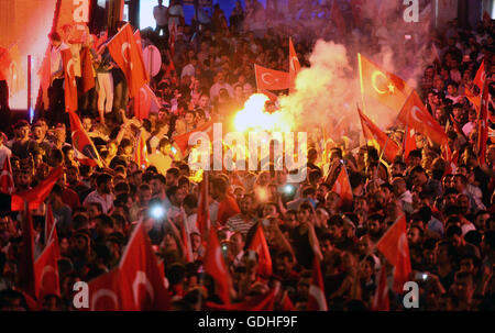 Ankara, Turchia. 16 Luglio, 2016. Le persone si radunano per protestare contro il tentativo di colpo di stato ad Ankara, Turchia, 16 luglio 2016. Almeno 161 persone sono state uccise e 1.440 feriti nel tentativo di colpo di stato, Turchia del primo ministro Binali Yildlirim detto il sabato. Credito: Mustafa Kaya/Xinhua/Alamy Live News Foto Stock