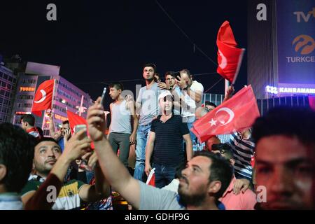 Ankara, Turchia. 16 Luglio, 2016. Le persone si radunano per protestare contro il tentativo di colpo di stato ad Ankara, Turchia, 16 luglio 2016. Almeno 161 persone sono state uccise e 1.440 feriti nel tentativo di colpo di stato, Turchia del primo ministro Binali Yildlirim detto il sabato. Credito: Mustafa Kaya/Xinhua/Alamy Live News Foto Stock