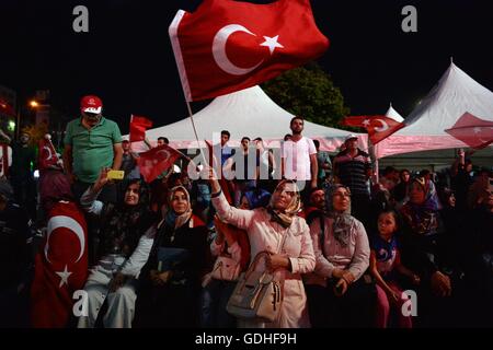 Ankara, Turchia. 16 Luglio, 2016. Le persone si radunano per protestare contro il tentativo di colpo di stato ad Ankara, Turchia, 16 luglio 2016. Almeno 161 persone sono state uccise e 1.440 feriti nel tentativo di colpo di stato, Turchia del primo ministro Binali Yildlirim detto il sabato. Credito: Mustafa Kaya/Xinhua/Alamy Live News Foto Stock