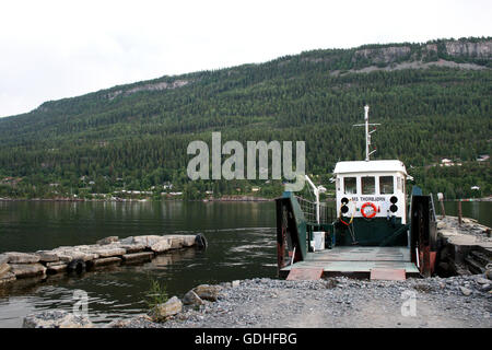 Utoya, Norvegia. 13 Luglio, 2016. Il traghetto MS Thorbjorn che aziona tra l'isola di Utoya e la terraferma su Utoya, Norvegia, 13 luglio 2016. Cinque anni fa due attacchi da parte dei norvegesi terrorista rightwing Anders Breivik lasciato un totale di 77 morti, 69 dei quali sono stati uccisi su Utoya. Foto: Julia Waeschenbach/dpa/Alamy Live News Foto Stock