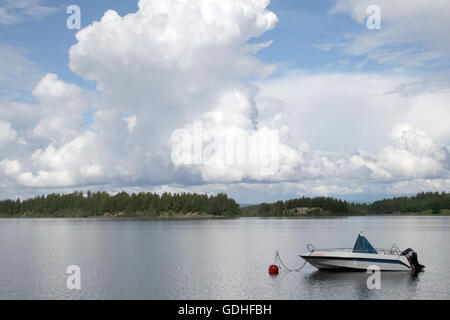 Utoya, Norvegia. 13 Luglio, 2016. La barca di resident Jorn Overby, con la quale ha guidato l'isola per salvare i giovani da attacchi di assassin Anders Breivik sull isola di Utoya, Norvegia, 13 luglio 2016. Cinque anni fa due attacchi da parte dei norvegesi terrorista rightwing Anders Breivik lasciato un totale di 77 morti, 69 dei quali sono stati uccisi su Utoya. Foto: Julia Waeschenbach/dpa/Alamy Live News Foto Stock