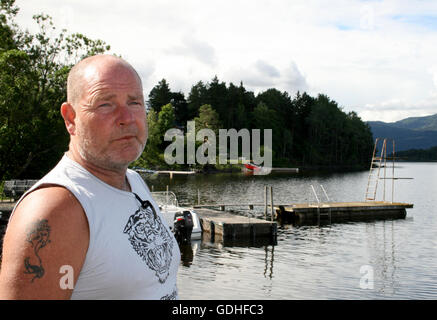 Utoya, Norvegia. 13 Luglio, 2016. Resident Jorn Overby, che ha guidato l'isola per salvare i giovani da attacchi di assassin Anders Breivik sull isola di Utoya, Norvegia, 13 luglio 2016. Cinque anni fa due attacchi da parte dei norvegesi terrorista rightwing Anders Breivik lasciato un totale di 77 morti, 69 dei quali sono stati uccisi su Utoya. Foto: Julia Waeschenbach/dpa/Alamy Live News Foto Stock