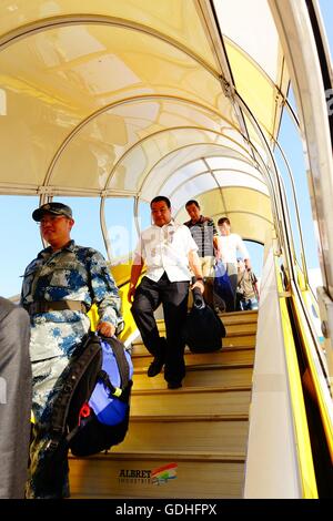 Entebbe, Uganda. 16 Luglio, 2016. Cittadini cinesi evacuando dal sud Sudan arriva a Entebbe Aeroporto Internazionale di Entebbe, Uganda, 16 luglio 2016. Cina sabato evacuato circa della propria ambasciata dei membri del personale e dei cittadini intrappolati nei recenti combattimenti in Sud Sudan. Credito: Luo Zheng/Xinhua/Alamy Live News Foto Stock