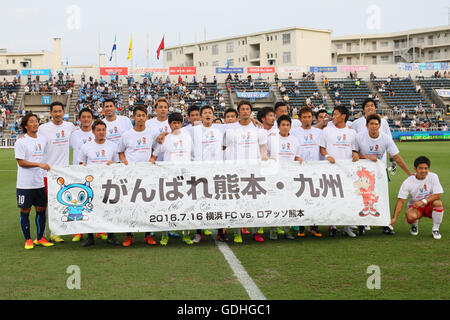 NHK molla Mitsuzawa Football Stadium, Kanagawa, Giappone. 16 Luglio, 2016. FC/Yokohama FC team group & Roasso Kumamoto team group, 16 luglio 2016 - Calcio /Soccer : 2016 J2 League match tra Yokohama FC 1-1 Roasso Kumamoto a molla NHK Mitsuzawa Football Stadium, Kanagawa, Giappone. © YUTAKA AFLO/sport/Alamy Live News Foto Stock