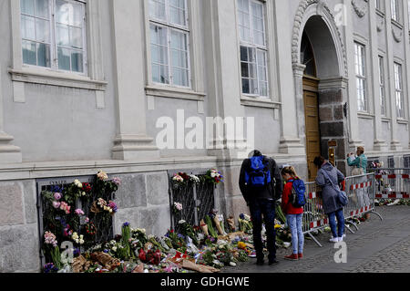 Copenhagen, Danimarca. 17 Luglio, 2016. Unione europea e francese le Bandiere a mezz' asta presso la sede dell' ambasciata di Francia. La gente paga omaggio alle vittime del terrorismo a Nizza, in Francia con fiori. Credito: Francesco Giuseppe decano/Dean foto/Alamy Live News Foto Stock