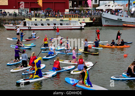 Bristol, Regno Unito. 16 Luglio, 2016. Il porto di Bristol Festival, la maggior parte gratuite evento iniziato il venerdì sera del 15 luglio e va fino al 17 luglio 2016. Con la musica a una mezza dozzina o più posizioni molti buskers informali sono anche eseguendo, arti e spettacoli al parco del castello, varie attività sia a guardare e alcuni viaggi disponibili sull'acqua. Stand gastronomici si trovano nella maggior parte dell'area trafficata che serve cibi provenienti da tutto il mondo. Attività per disponibile per tutta la famiglia. Credit: Charles Stirling/Alamy Live News Foto Stock