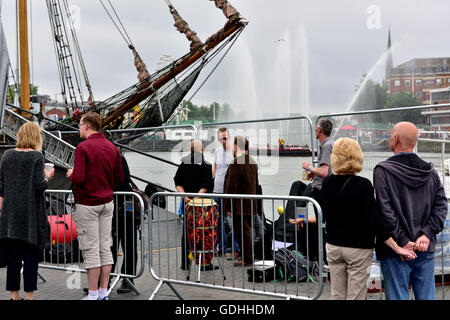 Bristol, Regno Unito. 16 Luglio, 2016. Il porto di Bristol Festival, la maggior parte gratuite evento iniziato il venerdì sera del 15 luglio e va fino al 17 luglio 2016. Con la musica a una mezza dozzina o più posizioni molti buskers informali sono anche eseguendo, arti e spettacoli al parco del castello, varie attività sia a guardare e alcuni viaggi disponibili sull'acqua. Stand gastronomici si trovano nella maggior parte dell'area trafficata che serve cibi provenienti da tutto il mondo. Attività per disponibile per tutta la famiglia. Credit: Charles Stirling/Alamy Live News Foto Stock