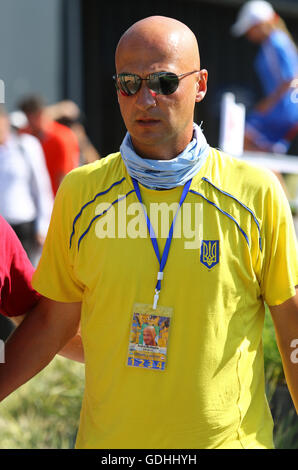 Kiev, Ucraina. 16 Luglio, 2016. Andriy Medvedev, ex giocatore di ATP da Ucraina, uno degli ospiti del BNP Paribas Davis Cup Europa/Africa del gruppo di zone io gioco Ucraina v Austria a Campa Bucha Tennis Club a Kiev, Ucraina. Credito: Oleksandr Prykhodko/Alamy Live News Foto Stock