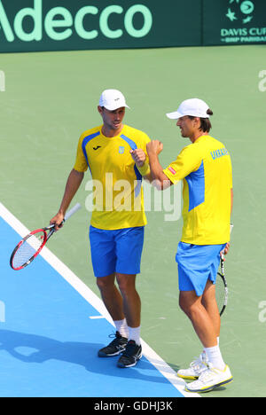 Kiev, Ucraina. 16 Luglio, 2016. Denys MOLCHANOV (R) e Artem SMIRNOV dell'Ucraina reagire durante la BNP Paribas Coppa Davis coppia partita contro l'Austria a Campa Bucha Tennis Club a Kiev, Ucraina. Credito: Oleksandr Prykhodko/Alamy Live News Foto Stock