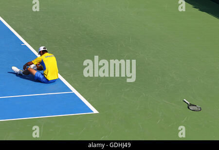 Kiev, Ucraina. 16 Luglio, 2016. Denys MOLCHANOV dell'Ucraina reagisce durante la BNP Paribas Coppa Davis coppia partita contro l'Austria a Campa Bucha Tennis Club a Kiev, Ucraina. Credito: Oleksandr Prykhodko/Alamy Live News Foto Stock