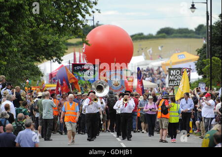 Martiri Tolpuddle Rally, Dorset, Regno Unito. 17 luglio 2016. La parata di partenza dalla parte anteriore del il museo dei martiri. Foto di Graham Hunt/Alamy Live News. Foto Stock