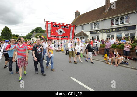 Martiri Tolpuddle Rally, Dorset, Regno Unito. 17 luglio 2016. La parata passa i martiri Inn. Foto di Graham Hunt/Alamy Live News. Foto Stock