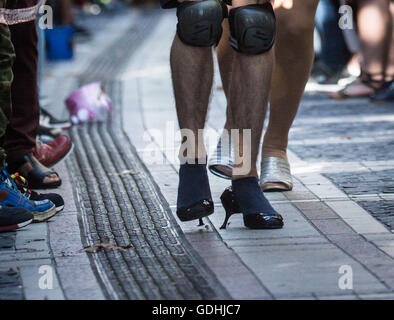 Francoforte, Germania. 16 Luglio, 2016. I partecipanti al stiletto-gara su 70-metro-lunga 'via' sulla Zeil striscia dello shopping in viaggio verso la linea di finitura a Francoforte, Germania, 16 luglio 2016. La corsa ha avuto luogo come parte del Christopher Street Day celebrazioni. Foto: Frank Rumpenhorst/dpa/Alamy Live News Foto Stock