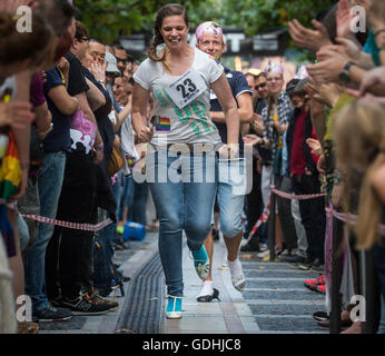 Francoforte, Germania. 16 Luglio, 2016. I partecipanti al stiletto-gara su 70-metro-lunga 'via' sulla Zeil striscia dello shopping in viaggio verso la linea di finitura a Francoforte, Germania, 16 luglio 2016. La corsa ha avuto luogo come parte del Christopher Street Day celebrazioni. Foto: Frank Rumpenhorst/dpa/Alamy Live News Foto Stock