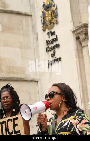 Londra, Regno Unito. 17 Luglio, 2016​: ​Ava Morgan visto con marcia Riggs al di fuori della corte reale di giustizia parlare della morte in custodia della polizia di 18 anno vecchio Mzee Mohammed in Liverpool. Credito: David mbiyu/Alamy Live News Foto Stock