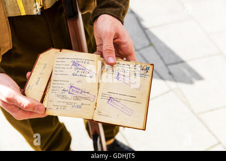 Scaricato dall'esercito pagano prenota stampigliato scaricato soldier holding libro aperto REGNO UNITO Inghilterra Foto Stock