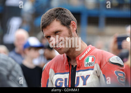 Kings Lynn, Norfolk, Regno Unito. 16.07.2016. Quinta edizione di sporcizia Quake festival di Adrian Flux Arena, Norfolk. La sporcizia Quake è racing road bike su una pista sterrata. Autocarro meccanico, Mortorbike Racer e TV celebrity Guy Martin gare su un Cavallo Pazzo Harley Davidson (foto) e il Mondiale Superbike racer, Carl Fogerty MBE gare un trionfo. I corsi includono inopportuno Road bike, donne e Street Tracker. Foto Stock