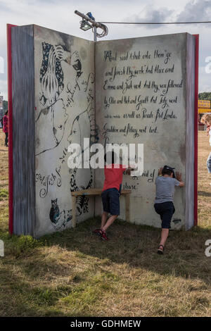 Henham Park, Suffolk, Regno Unito. 17 Luglio, 2016. La letteratura di zona - Il 2016 Latitude Festival, Henham Park, Suffolk. Credito: Guy Bell/Alamy Live News Foto Stock