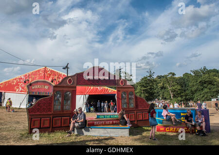 Henham Park, Suffolk, Regno Unito. 17 Luglio, 2016. La letteratura di zona - Il 2016 Latitude Festival, Henham Park, Suffolk. Credito: Guy Bell/Alamy Live News Foto Stock