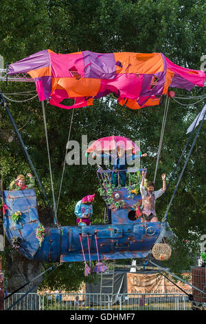 Henham Park, Suffolk, Regno Unito. 17 Luglio, 2016. Bambini fantasia di intrattenimento - il 2016 Latitude Festival, Henham Park, Suffolk. Credito: Guy Bell/Alamy Live News Foto Stock