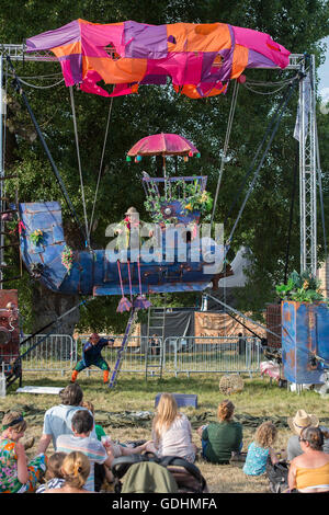 Henham Park, Suffolk, Regno Unito. 17 Luglio, 2016. Bambini fantasia di intrattenimento - il 2016 Latitude Festival, Henham Park, Suffolk. Credito: Guy Bell/Alamy Live News Foto Stock