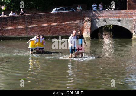 Braintree, Regno Unito. 17 Luglio, 2016. finchingfield Essex REGNO UNITO annuale di tre gambe gara con i concorrenti in esecuzione con gambe legati insieme. I concorrenti dovranno eseguire un pub bere birra di correre attraverso il laghetto del paese fino alla collina bere più birra e quindi eseguire nuovamente attraverso lo stagno tgo la finitura. Credito: William Edwards/Alamy Live News Foto Stock