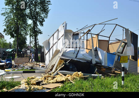 Kolyubakino, Regione di Mosca, Ruza distretto, Russia. 17 Luglio, 2016. Le conseguenze di questo uragano nel villaggio di Kolyubakino (regione di Mosca, Ruza quartiere). L'uragano nel villaggio di Kolyubakino era la notte del 14 luglio 2016. Uragano eliminato nel villaggio di credito data: Aleksei Sukhorukov/ZUMA filo/Alamy Live News Foto Stock