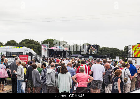 South Shields, South Tyneside, Regno Unito. Il 17 luglio 2016. Gli appassionati di musica tentare di intravedere 70s rock e il gruppo folk Lindisfarne dopo essere stato negato accesso al concerto gratuito al parco Bents South Shields nonostante molti haveing viaggiato a lungo e avente le spese sostenute per partecipare alla manifestazione ticketless. Giuseppe Gallia/Alamy Live News. Foto Stock