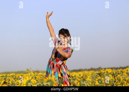 , Kuqa Kuqa, CHN. 16 Luglio, 2016. Kuqa, Cina - 16 Luglio 2016: (solo uso editoriale. Cina OUT) Girasoli Uygur e ragazze. Essi impianto girasoli invece di cotoni per ottenere ricchi. © SIPA Asia/ZUMA filo/Alamy Live News Foto Stock