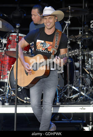 Bangor, ME, Stati Uniti d'America. 25 Ago, 2015. 17 Luglio 2016 - Bangor, Maine - Dustin Lynch. ''Uccidere le luci " Tour tenutosi a Darling il Waterfront Pavilion. Photo credit: Laura Farr/AdMedia © Laura Farr/AdMedia/ZUMA filo/Alamy Live News Foto Stock