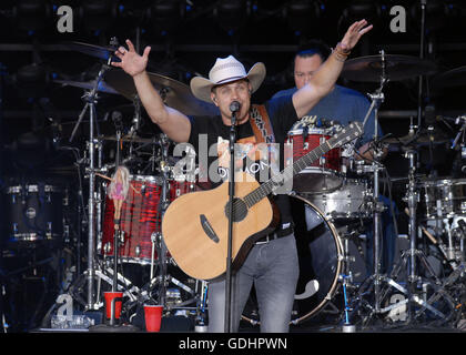 Bangor, ME, Stati Uniti d'America. 25 Ago, 2015. 17 Luglio 2016 - Bangor, Maine - Dustin Lynch. ''Uccidere le luci " Tour tenutosi a Darling il Waterfront Pavilion. Photo credit: Laura Farr/AdMedia © Laura Farr/AdMedia/ZUMA filo/Alamy Live News Foto Stock