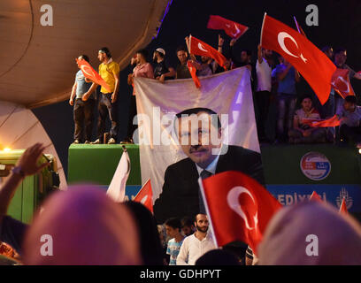 Istanbul, Turchia. 17 Luglio, 2016. Le persone partecipano in un rally a sostegno del Presidente turco Recep Tayyip Erdogan all'aeroporto Ataturk di Istanbul, Turchia, 17 luglio 2016. In Turchia il Ministero degli Esteri ha detto in una dichiarazione di domenica che il fallito colpo di stato militare ha lasciato almeno 290 morti e più di 6 mila sono stati detenuti finora a causa del loro coinvolgimento nel tentativo di colpo di stato. Credito: Egli Canling/Xinhua/Alamy Live News Foto Stock