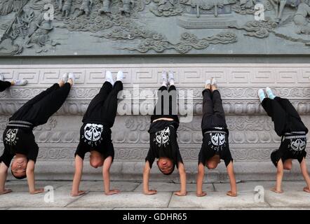 Xingtai cinese nella provincia di Hebei. 17 Luglio, 2016. Gli studenti di una Pechino Opera troupe pratica handstand al tempio Kaiyuan piazza di Xingtai, nel nord della Cina di nella provincia di Hebei, 17 luglio 2016. Molti studenti qui ha scelto di imparare tradizionale opera di Pechino in questa vacanza estiva. Credito: Hao Yaxin/Xinhua/Alamy Live News Foto Stock