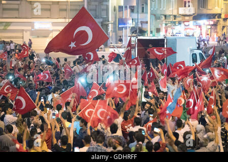 Istanbul, Turchia. 17 Luglio, 2016. Persone Gridare slogan e il flag di attesa durante una dimostrazione a Piazza Taksim di Istanbul, in Turchia, 17 luglio 2016. Le autorità turche hanno stato in cui hanno ripreso il controllo del paese dopo contrastare un tentativo di colpo di stato. Foto: Marius Becker/dpa/Alamy Live News Foto Stock