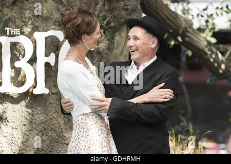 Londra, Regno Unito. 17 Luglio, 2016. Mark Rylance e Lucia Dahl, La BFG premiere del film a Leicester Square a Londra. 17/07/2016 | in tutto il mondo di utilizzo/picture alliance Credit: dpa/Alamy Live News Foto Stock