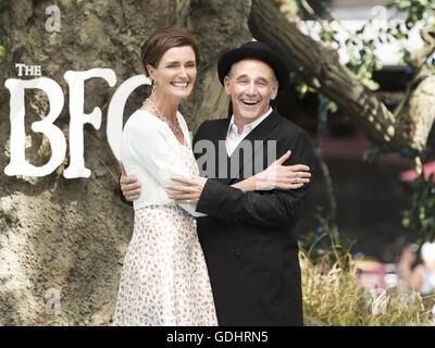 Londra, Regno Unito. 17 Luglio, 2016. Mark Rylance e Lucia Dahl, La BFG premiere del film a Leicester Square a Londra. 17/07/2016 | in tutto il mondo di utilizzo/picture alliance Credit: dpa/Alamy Live News Foto Stock