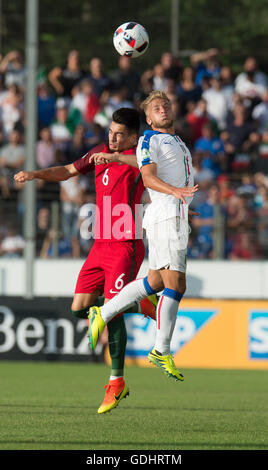 Stuttgart, Germania. 17 Luglio, 2016. Il portoghese Pedro Rodrigues (L) e l'Italia Giuseppe panico si contendono la sfera durante l'U19 Chamionship europea partita di calcio tra Italia e Portogallo in Gazi-Stadion auf der Waldau a Stoccarda, Germania, 17 luglio 2016. Foto: DENIZ CALAGAN/dpa/Alamy Live News Foto Stock