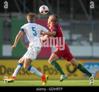 Stuttgart, Germania. 17 Luglio, 2016. Italia del Filippo Romagna (L) e il portoghese Ricardo Ribeiro si contendono la sfera durante l'U19 Chamionship europea partita di calcio tra Italia e Portogallo in Gazi-Stadion auf der Waldau a Stoccarda, Germania, 17 luglio 2016. Foto: DENIZ CALAGAN/dpa/Alamy Live News Foto Stock