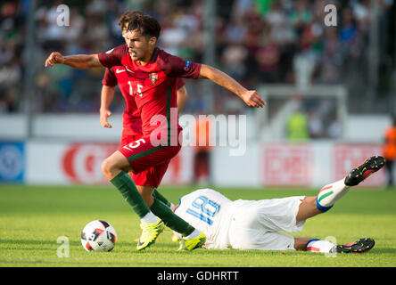 Stuttgart, Germania. 17 Luglio, 2016. Il Portogallo Yuri Ribeiro (L) e l'Italia Paolo Ghiglion vie per la sfera durante l'U19 Chamionship europea partita di calcio tra Italia e Portogallo in Gazi-Stadion auf der Waldau a Stoccarda, Germania, 17 luglio 2016. Foto: DENIZ CALAGAN/dpa/Alamy Live News Foto Stock