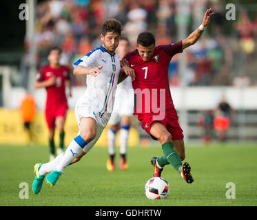 Stuttgart, Germania. 17 Luglio, 2016. L'Italia Davide Vitturini (L) e il Portogallo Diogo Goncalves vie per la sfera durante l'U19 Chamionship europea partita di calcio tra Italia e Portogallo in Gazi-Stadion auf der Waldau a Stoccarda, Germania, 17 luglio 2016. Foto: DENIZ CALAGAN/dpa/Alamy Live News Foto Stock