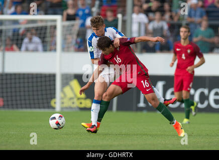 Stuttgart, Germania. 17 Luglio, 2016. L'Italia Nicolo Barella (L) e il Portogallo Bruno Xadas vie per la sfera durante l'U19 Chamionship europea partita di calcio tra Italia e Portogallo in Gazi-Stadion auf der Waldau a Stoccarda, Germania, 17 luglio 2016. Foto: DENIZ CALAGAN/dpa/Alamy Live News Foto Stock