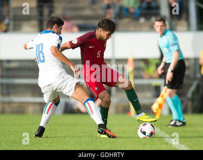 Stuttgart, Germania. 17 Luglio, 2016. L'Italia Paolo Ghiglione (L) e il Portogallo Yuri Ribeiro si contendono la sfera durante l'U19 Chamionship europea partita di calcio tra Italia e Portogallo in Gazi-Stadion auf der Waldau a Stoccarda, Germania, 17 luglio 2016. Foto: DENIZ CALAGAN/dpa/Alamy Live News Foto Stock