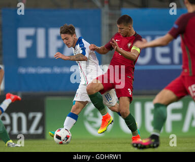 Stuttgart, Germania. 17 Luglio, 2016. Italia del Simone Minelli (L) e Portogallo Ruben Dias si contendono la sfera durante l'U19 Chamionship europea partita di calcio tra Italia e Portogallo in Gazi-Stadion auf der Waldau a Stoccarda, Germania, 17 luglio 2016. Foto: DENIZ CALAGAN/dpa/Alamy Live News Foto Stock