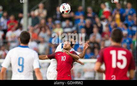 Stuttgart, Germania. 17 Luglio, 2016. Il Portogallo Joao Carvalho (2.f.l) e l'Italia Alberto Picchi (3.f.l) vie per la sfera durante l'U19 Chamionship europea partita di calcio tra Italia e Portogallo in Gazi-Stadion auf der Waldau a Stoccarda, Germania, 17 luglio 2016. Foto: DENIZ CALAGAN/dpa/Alamy Live News Foto Stock