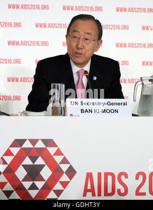 Durban, Sud Africa. 18 Luglio, 2016. Segretario Generale delle Nazioni Unite Ban Ki Moon parla nel corso di una conferenza stampa presso la Conferenza mondiale sull'AIDS a Durban in Sud Africa, 18 luglio 2016. Alla Conferenza mondiale sull'AIDS, ricercatori, attivisti e rappresentanti di governo sono alla ricerca di modi per sconfiggere il mortale di virus da immunodeficienza per buona entro il 2030. Foto: JUERGAN BAETZ/dpa/Alamy Live News Foto Stock