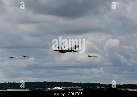 Farnborough, Regno Unito, 17 luglio 2016, Boeing 727 e le lame sorvolare Farnborough International Airshow©2016 Keith Larby/Alamy Live News Foto Stock