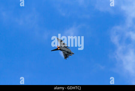 Farnborough, Regno Unito, 17 luglio 2016, Eurofighter Typhoon jet vola sopra Farnborough International Airshow©2016 Keith Larby/Alamy Live News Foto Stock