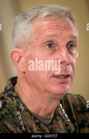 Stuttgart, Germania. 18 Luglio, 2016. Il nuovo comandante in capo dell'Africa Commando dell'esercito americano ((Africom)), Thomas Waldhauser, dà un'intervista seguente il cerimoniale di handover del commando presso il sito del US Army outpost 'Patch caserma" a Stoccarda, Germania, 18 luglio 2016. Foto: Christoph Schmidt/dpa/Alamy Live News Foto Stock