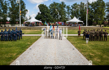 Stuttgart, Germania. 18 Luglio, 2016. Lo scambio di comando con il nuovo comandante in capo dell'Africa Commando dell'esercito americano ((Africom)), Thomas Waldhauser, avviene durante le cerimonie di consegna presso il sito del US Army outpost 'Patch caserma" a Stoccarda, Germania, 18 luglio 2016. Foto: Christoph Schmidt/dpa/Alamy Live News Foto Stock